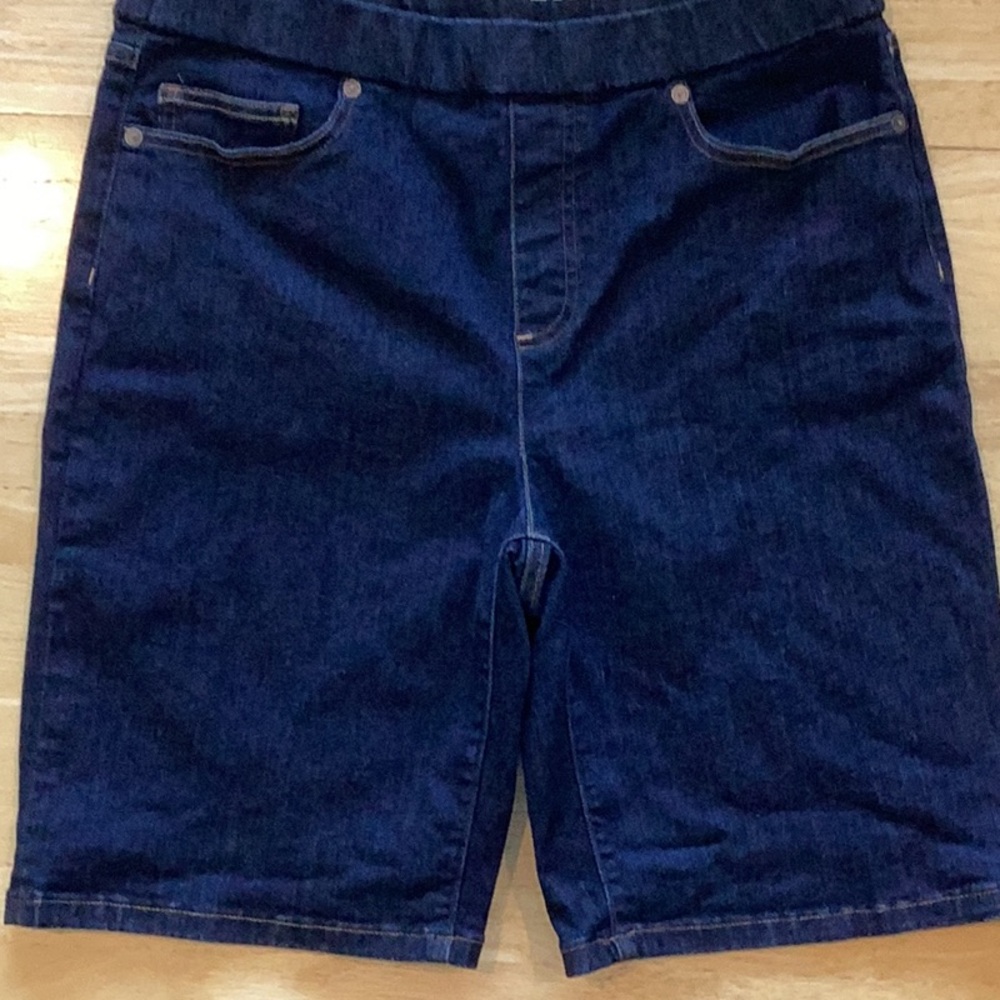 Lands End Bermuda Shorts, Size 12, like new condition.